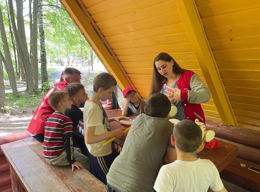 1 июня Пензенское регионального отделение ВОД Волонтеры-медики совместно с Федерацией профсоюзов Пензенской области для детей, проживающих в санатории «Березовая роща», провели квест «Маршрут здоровья», посвященный Дню защиты детей.