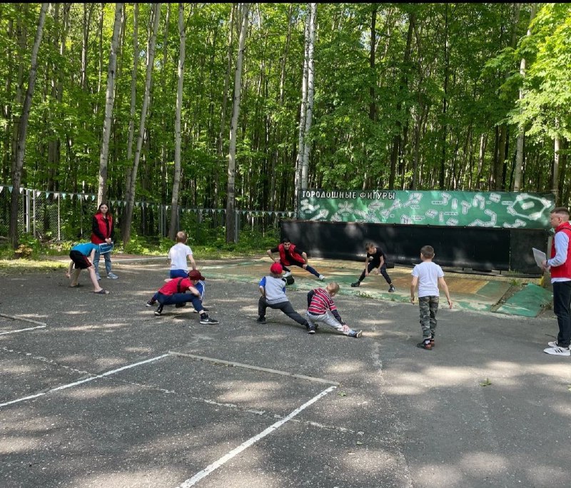 1 июня Пензенское регионального отделение ВОД Волонтеры-медики совместно с Федерацией профсоюзов Пензенской области для детей, проживающих в санатории «Березовая роща», провели квест «Маршрут здоровья», посвященный Дню защиты детей.