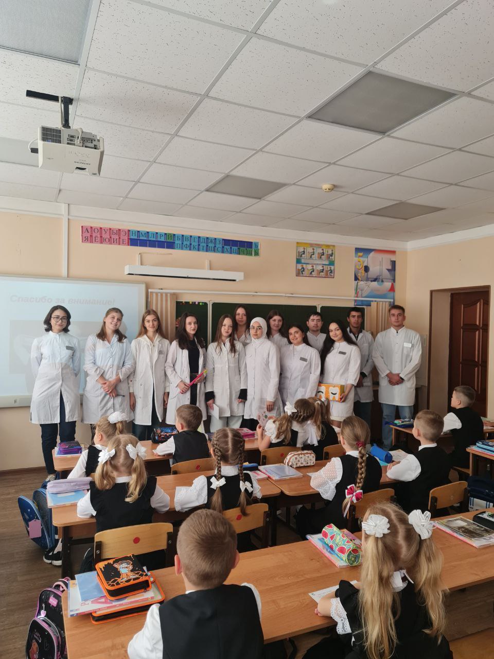 Группа 23ЛС4 провела проф.ориентационную работу и урок гигиены полости рта в школе номер 77 у 4 класса.