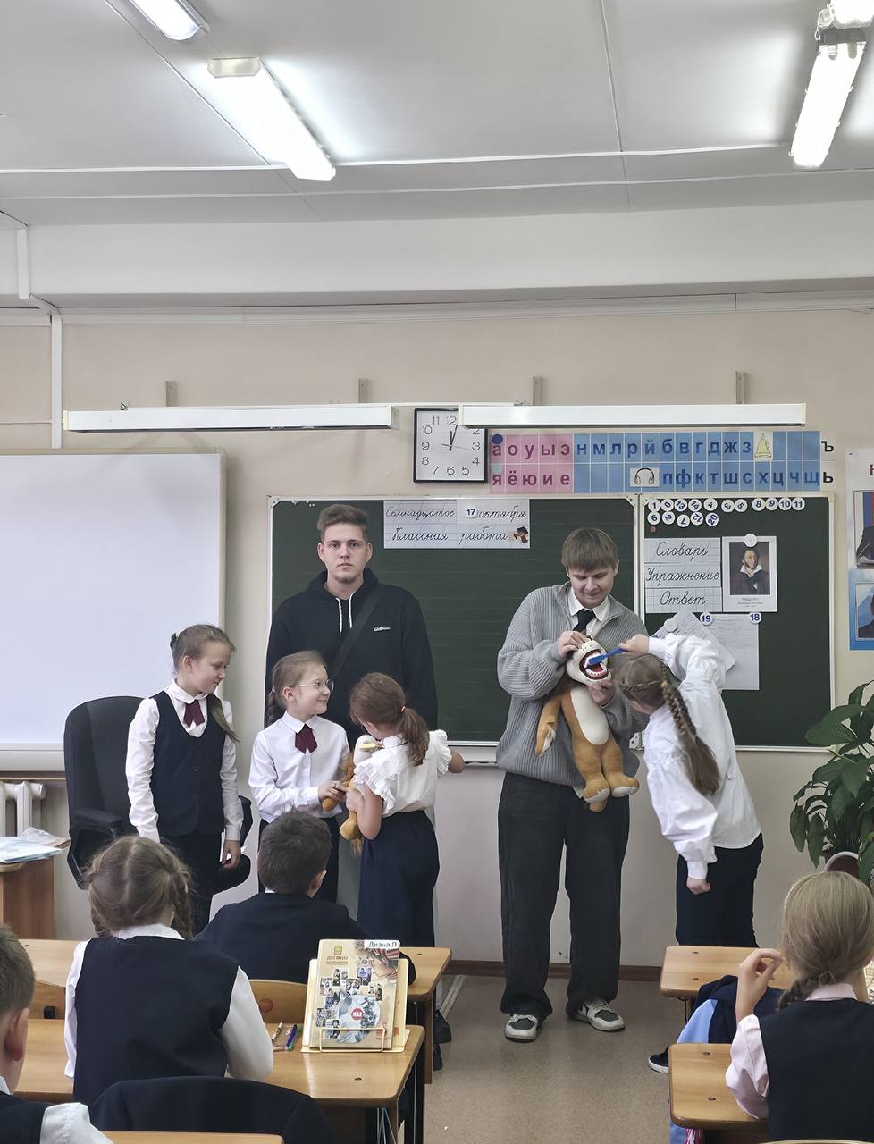18 октября 2025 .Старший преподаватель Панькина С.Ю. с группой 24лс4 провели проф.ориентационную работу и урок гигиены полости рта 3 классу - школы №55