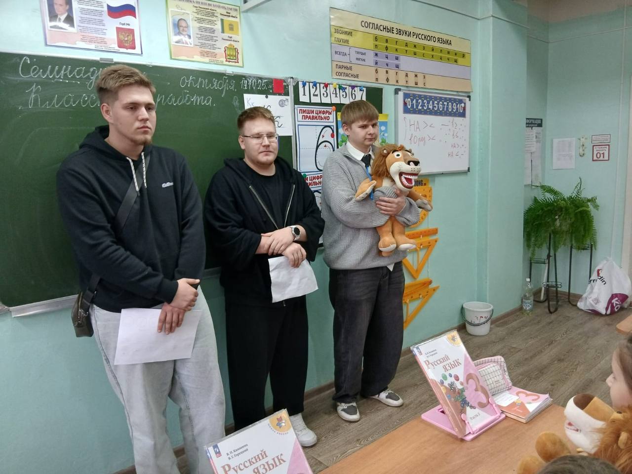 18 октября 2025 .Старший преподаватель Панькина С.Ю. с группой 24лс4 провели проф.ориентационную работу и урок гигиены полости рта 3 классу - школы №55